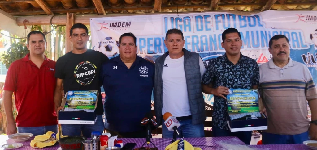 Reconocen a los cracks de la Superveteranos