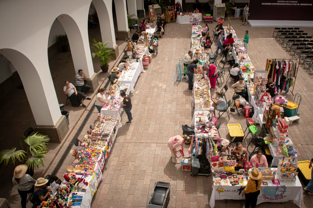 Realizan con éxito Bazar "Con Amor a Mamá y a los Peques"
