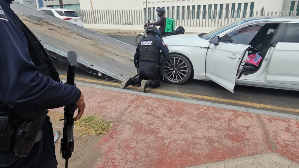 Abandonan vehículo de lujo tras despojo y huida en Culiacán