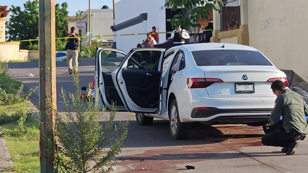 Auto con reporte de robo arrolla a un motociclista