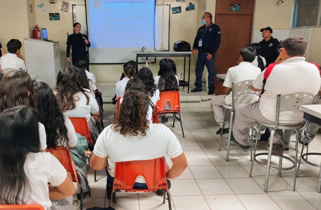 Concientizan a jóvenes del Cobach Quetchehueca sobre riesgos de manejar moto y vapear
