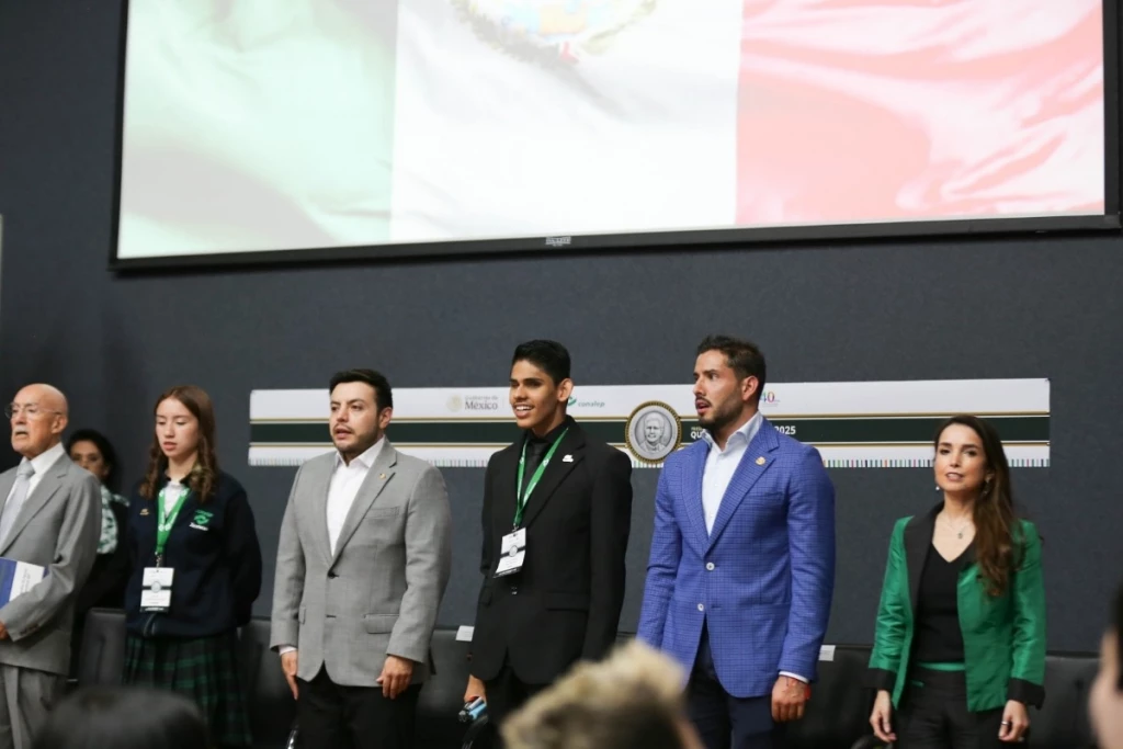 Bruno, alumno de Conalep Guaymas, recibe presea nacional por su compromiso socia