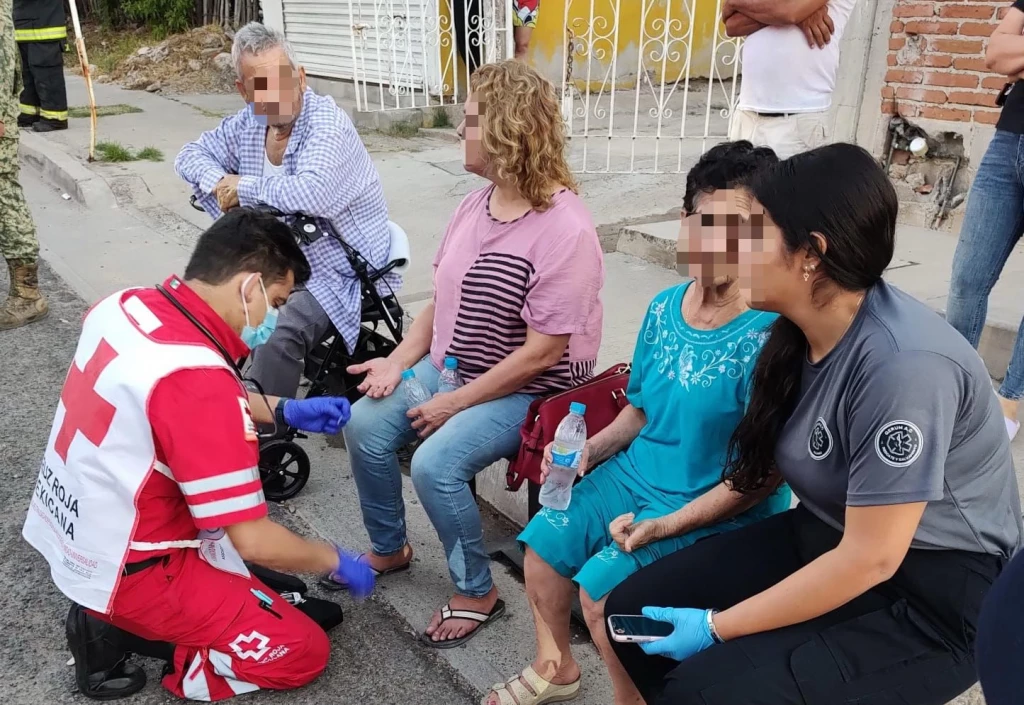 Rescatan a tres adultos mayores durante incendio en vivienda de la colonia Libertad, en Culiacán 