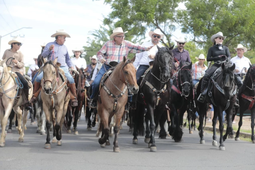 Encabeza Gobernador Rocha Cabalgata de inicio de Expo Feria Ganadera 2025