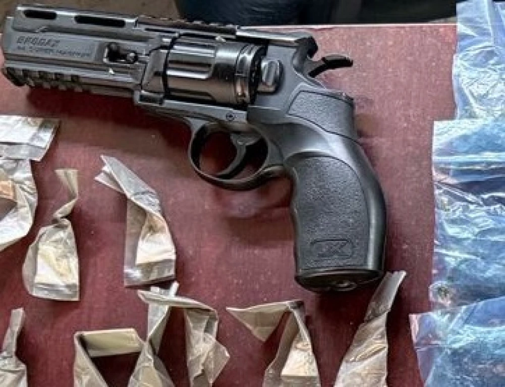 Detiene Policía Estatal a hombre con arma de réplica y droga en Hermosillo