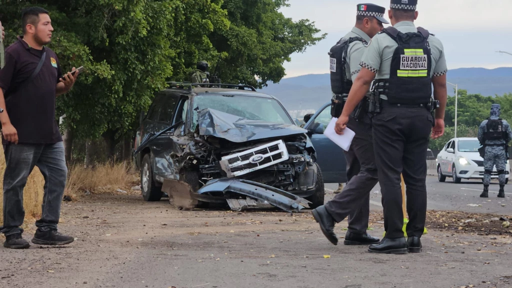 Pareja resulta lesionada tras fuerte accidente sobre La Costerita, en Culiacán
