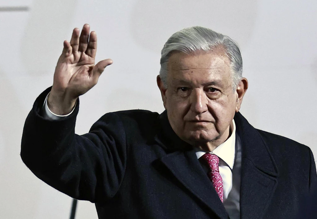 El ex presidente mexicano López Obrador reaparece para promocionar su libro 'Grandeza'