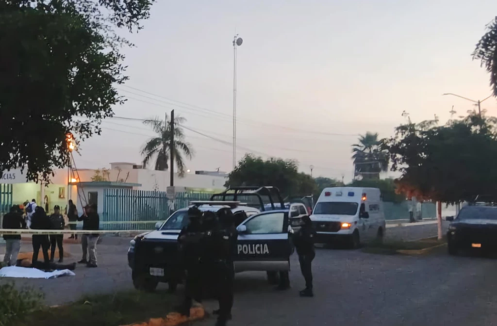 Abandonan cuerpo baleado frente a hospital de Navolato durante la madrugada