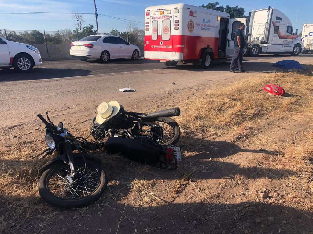 Motociclista pierde la vida tras ser impactado por un automóvil que circulaba en sentido contrario en Mazatlán