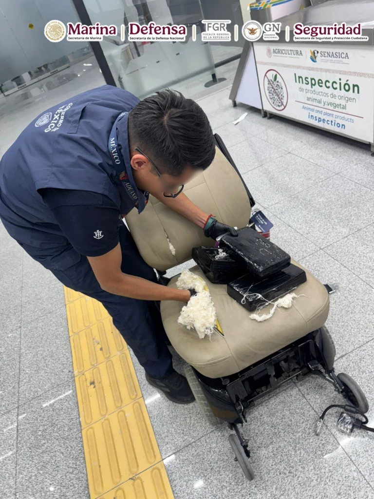 En la aduana del AICM, Autoridades Federales aseguran más de 8 kilos de cocaína ocultos en una silla de ruedas