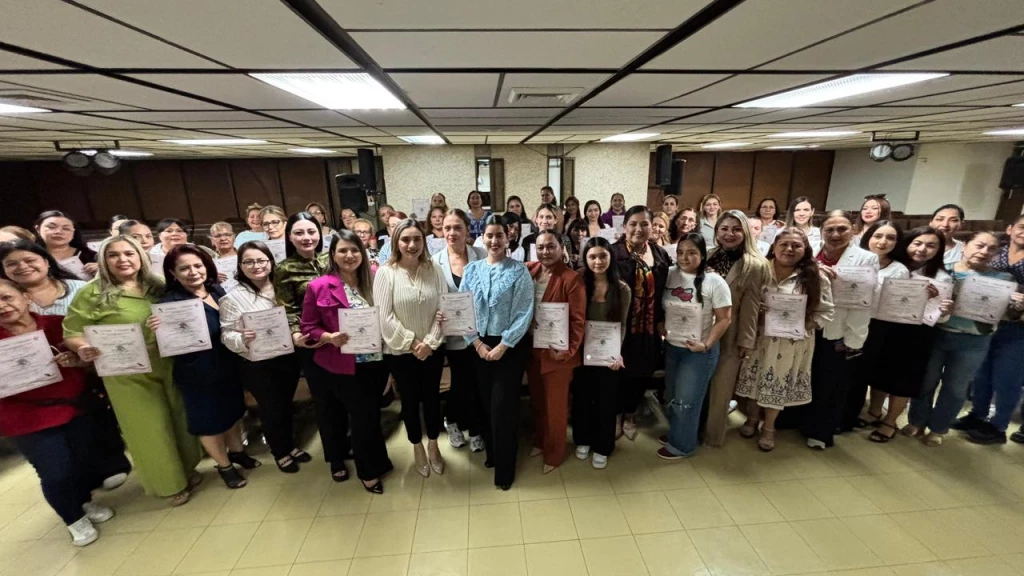 Personal de SEMujeres concluye taller de Liderazgo Femenino