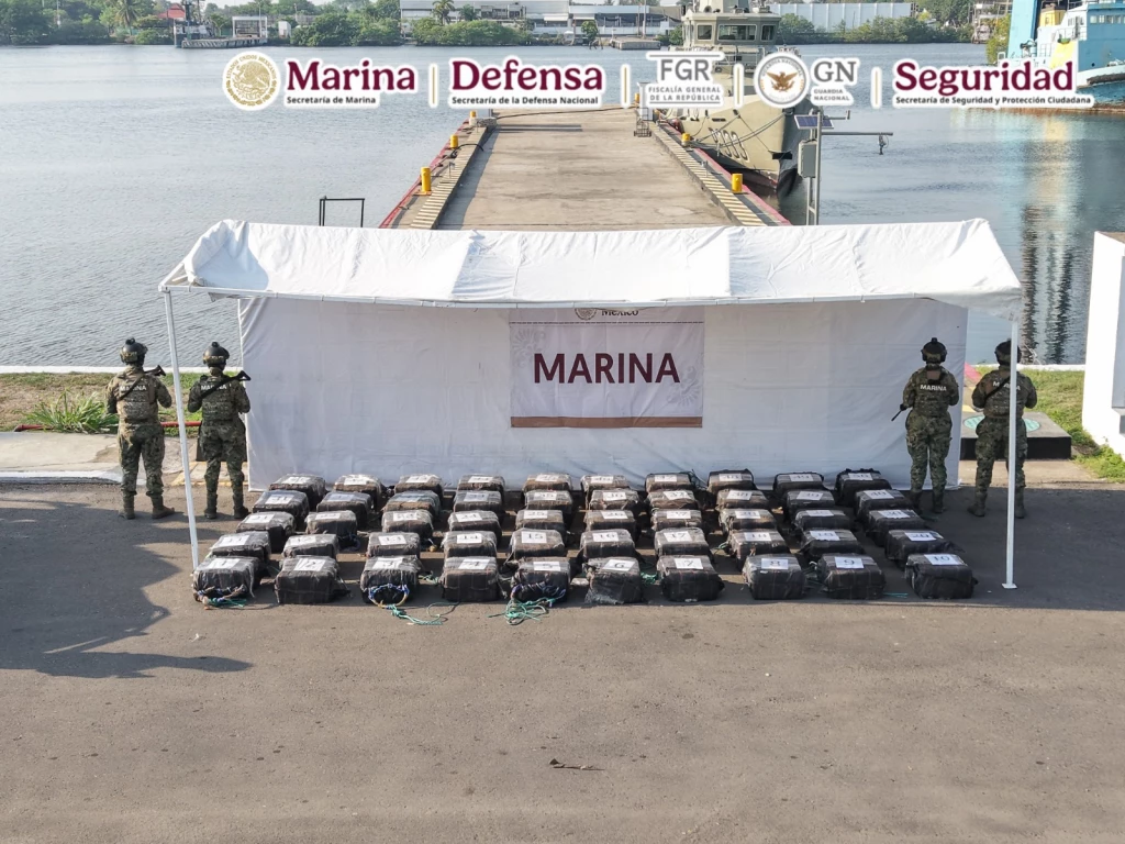 Marina niega por sexta ocasión consecutiva el uso del mar a la delincuencia organizada, asegura 1.5 toneladas de carga ilícita y detiene a cinco personas, en aguas frente al Estado de Chiapas