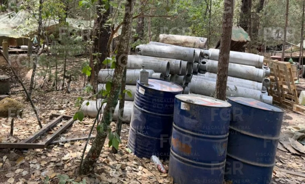 La FGR informa: el laboratorio clandestino para la producción de drogas sintéticas localizado en Morelos continúa resguardado, con auxilio de las fuerzas federales.
