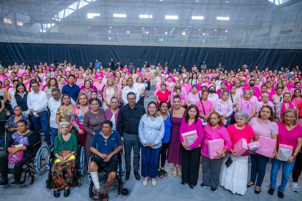 Entregan brasieres y prótesis mamarias