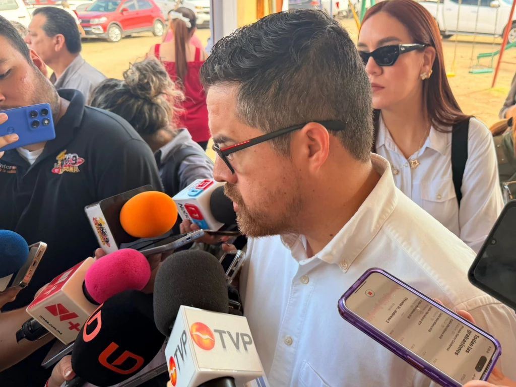 Atienden a dos policías con contusiones