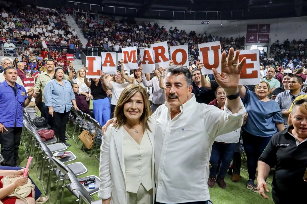 Javier Lamarque recibe ovación de la militancia