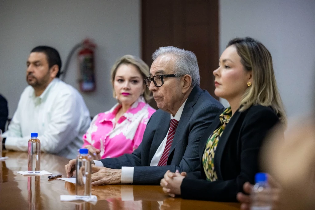 Se reúne Rocha Moya con su gabinete