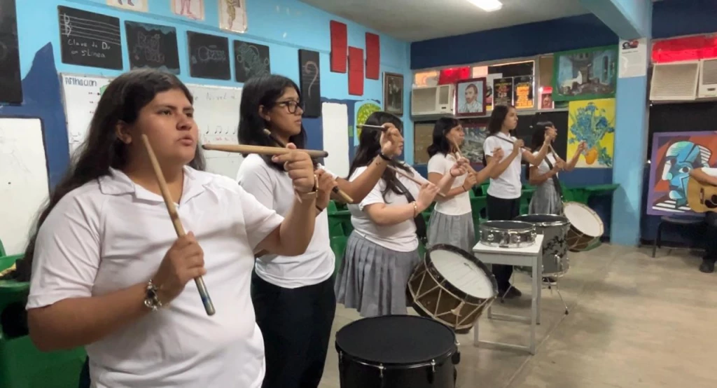 Alumnos de la Secundaria Técnica No. 70 solicitan apoyo para formar su banda de guerra en Ciudad Obregón