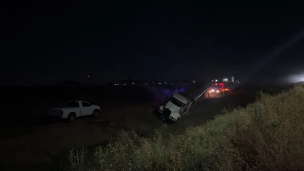 Vuelca pipa con aceite quemado dentro de dren en el Valle del Yaqui
