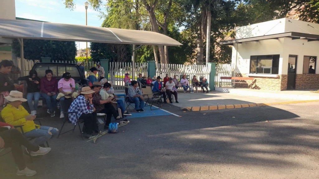 Se manifiestan vecinos de Buenavista en la presa El Oviáchic por falta de servicios de agua y luz
