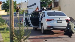 Auto con reporte de robo arrolla a un motociclista