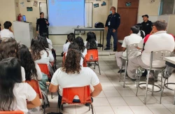 Concientizan a jóvenes del Cobach Quetchehueca sobre riesgos de manejar moto y vapear