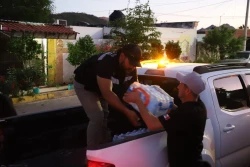 Entregan apoyos a municipios afectados por lluvias monzónicas