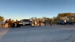 Hallan a hombre envuelto en plástico negro en la carretera “La 50”, en Navolato