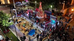 Magia y alegría se vive en Badiraguato con el encendido del árbol y del nacimiento navideño