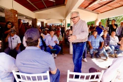 Establece Rubén Rocha acuerdos con productores para la compra de 800 toneladas de frijol