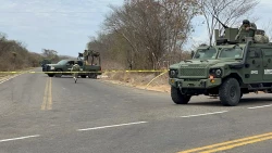 Hallan a hombre asesinado y envuelto en plástico sobre la carretera Culiacán-Imala