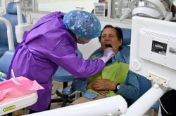 Salud bucal, pilar fundamental para la longevidad y autonomía del adulto mayor, señala especialista; la importancia de visitar al dentista después de los 60