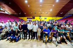 Entregan apoyos de salud a grupos vulnerables
